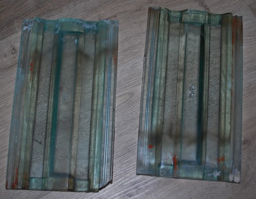 Zwei alte dachziegel aus glas - zwei,