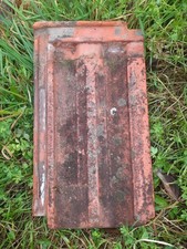 Antike bemooste Dachziegel